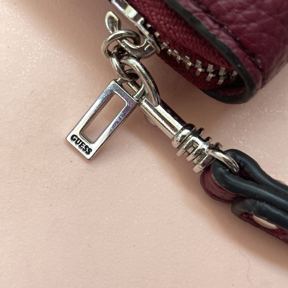 Guess Women’s Burgundy Wristlet Pocket Purse Multi-Pocket and Card Holder - Picture 3 of 6